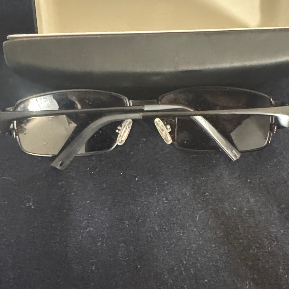 Stylish Black Rectangular Sunglasses - image 4